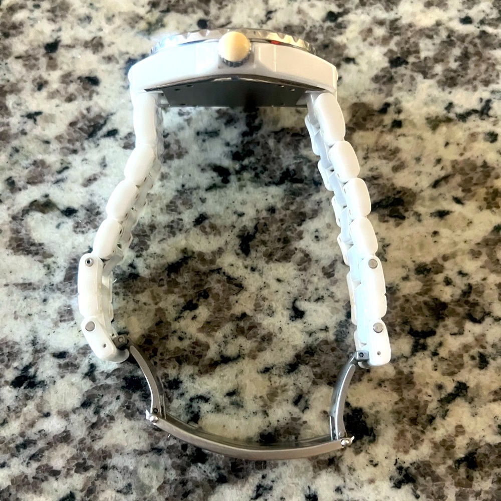 White ceramic NR Chanel J12 watch🤍 - Picture 6 of 10